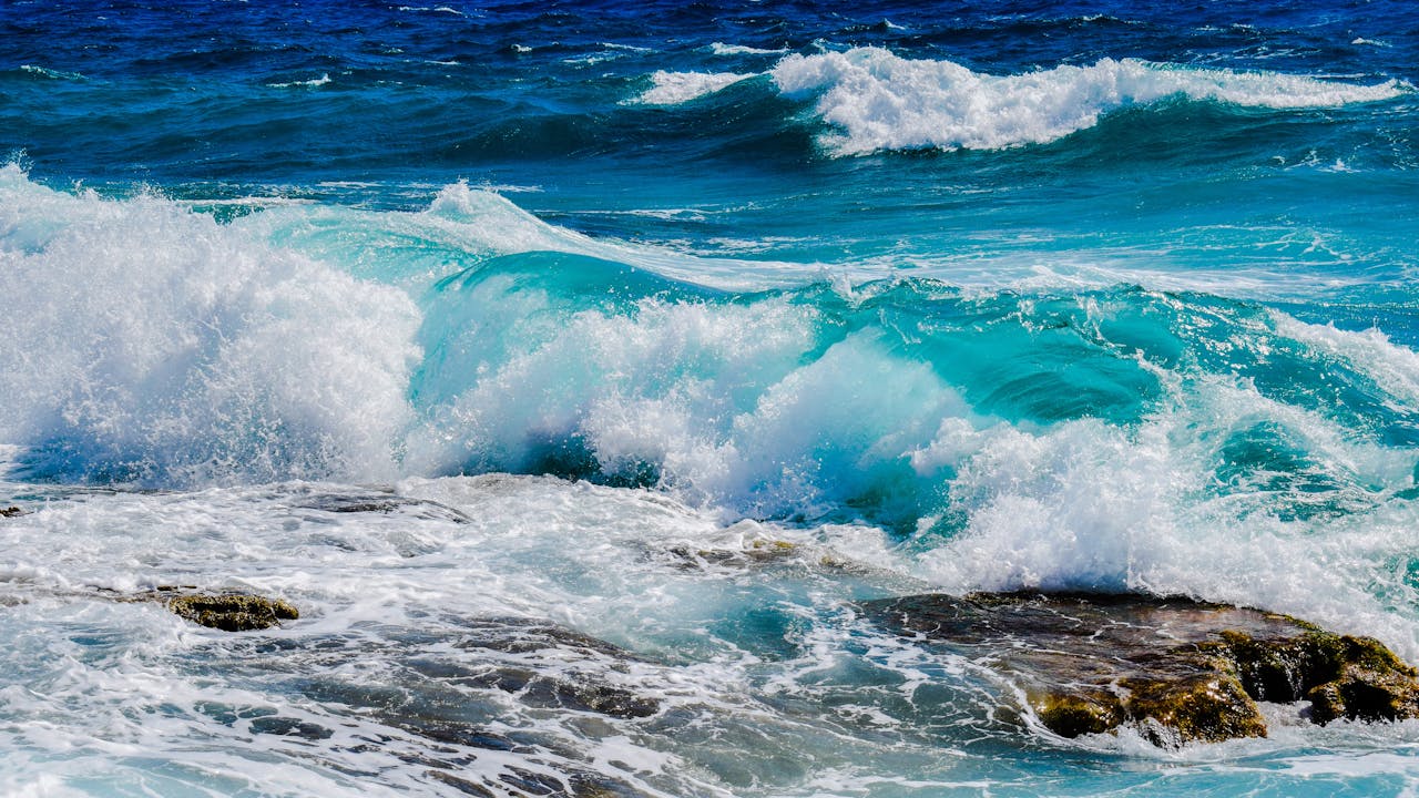 source https://www.pexels.com/photo/body-of-water-waves-414320/